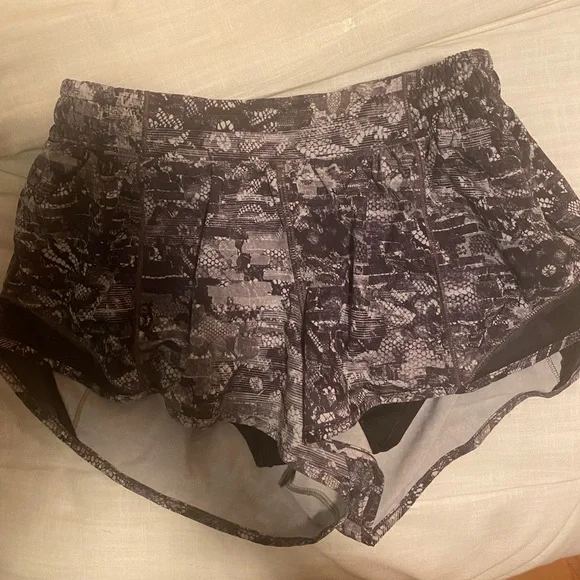 Lululemon hotty hot shorts - Picture 1 of 3
